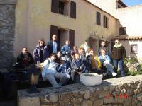 Photo de groupe devant le g&icirc;te du Bouchard