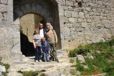 L'&eacute;quipe Betite gorgette au complet devant la porte du ch&acirc;teau de Puylaurens