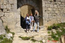 L'&eacute;quipe Saint de glace devant la porte du ch&acirc;teau de Puylaurens