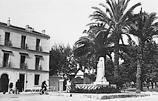 La statue de Jeanne d'Arc vers la Cath�drale - B�ne
